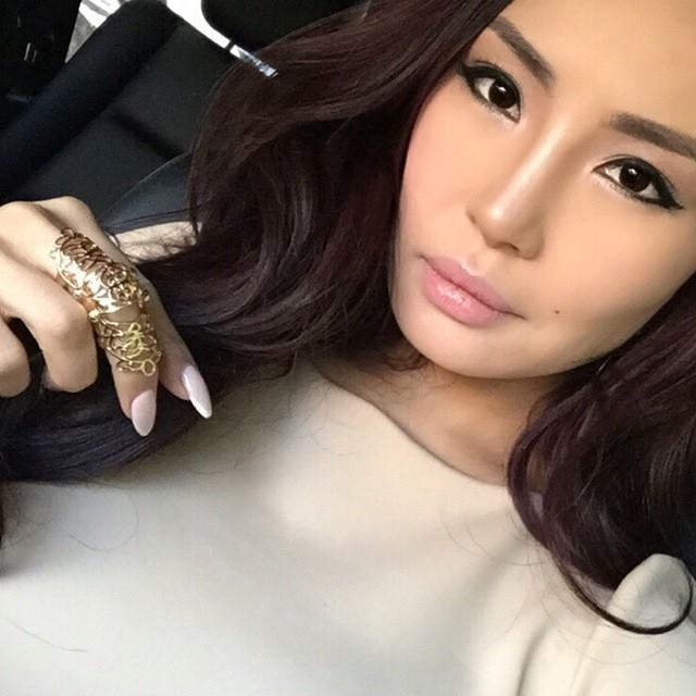 Дуучин Анугийн хагас нүцгэн агшин гэрэл зургийн хальснаа